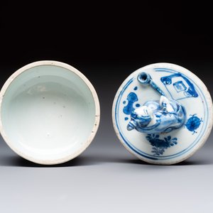 A rare Japanese blue and white 'Pipe Smoker' incense burner and cover, Edo, 17th C. — photo 6