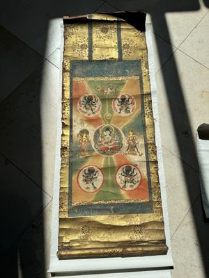 A rare Japanese Buddhist painting depicting Usnisavijaya, signed Ku Yue Baixie 哭月拜寫, probably 17/18th C. — foto 1