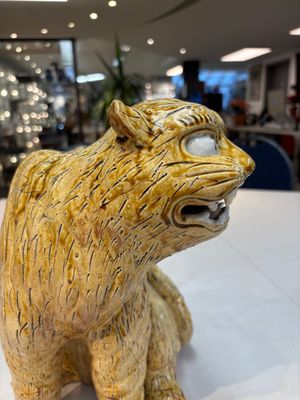 A rare Korean porcelain model of a seated tiger, Joseon, 18/19th C. — photo 11