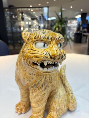 A rare Korean porcelain model of a seated tiger, Joseon, 18/19th C. — photo 12