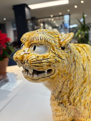 A rare Korean porcelain model of a seated tiger, Joseon, 18/19th C. — photo 13