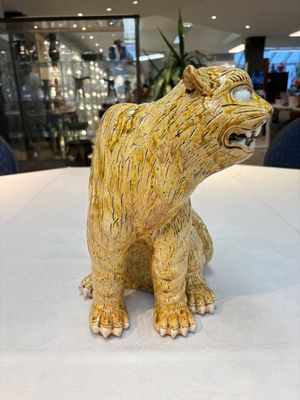 A rare Korean porcelain model of a seated tiger, Joseon, 18/19th C. — photo 4