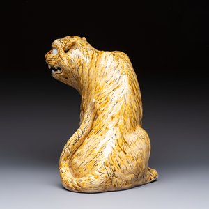 A rare Korean porcelain model of a seated tiger, Joseon, 18/19th C. — photo 3