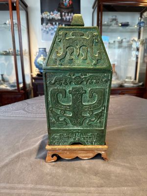 A rare large and inscribed archaistic bronze wine vessel, 'fang yi 方彝', Song/Ming — foto 1
