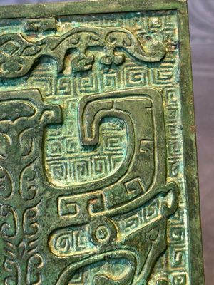 A rare large and inscribed archaistic bronze wine vessel, 'fang yi 方彝', Song/Ming — foto 13
