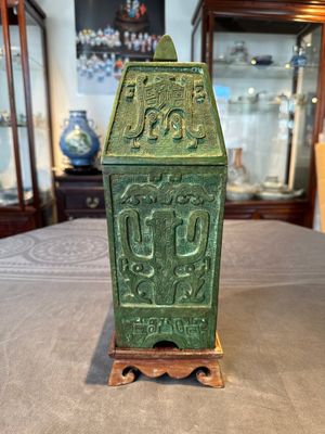 A rare large and inscribed archaistic bronze wine vessel, 'fang yi 方彝', Song/Ming — foto 2