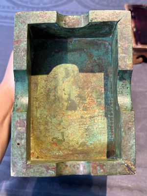 A rare large and inscribed archaistic bronze wine vessel, 'fang yi 方彝', Song/Ming — foto 22