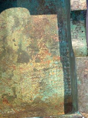 A rare large and inscribed archaistic bronze wine vessel, 'fang yi 方彝', Song/Ming — foto 24