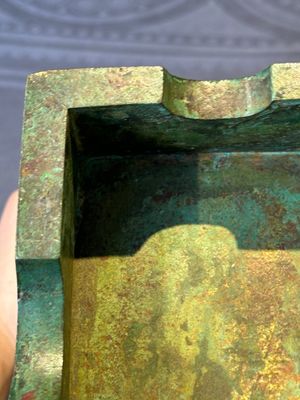 A rare large and inscribed archaistic bronze wine vessel, 'fang yi 方彝', Song/Ming — foto 25