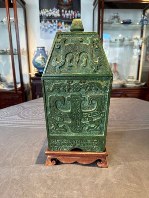 A rare large and inscribed archaistic bronze wine vessel, 'fang yi 方彝', Song/Ming — foto 3