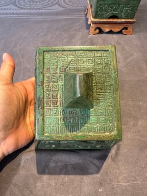 A rare large and inscribed archaistic bronze wine vessel, 'fang yi 方彝', Song/Ming — foto 5