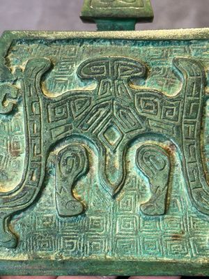 A rare large and inscribed archaistic bronze wine vessel, 'fang yi 方彝', Song/Ming — foto 6