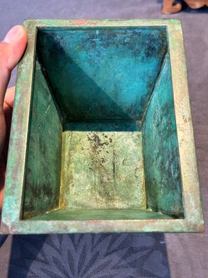 A rare large and inscribed archaistic bronze wine vessel, 'fang yi 方彝', Song/Ming — foto 8