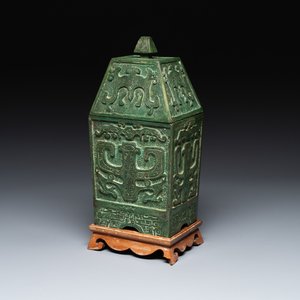 A rare large and inscribed archaistic bronze wine vessel, 'fang yi 方彝', Song/Ming — foto 1