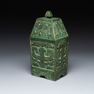 A rare large and inscribed archaistic bronze wine vessel, 'fang yi 方彝', Song/Ming — foto 2