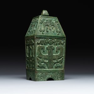 A rare large and inscribed archaistic bronze wine vessel, 'fang yi 方彝', Song/Ming — foto 3