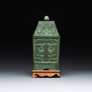 A rare large and inscribed archaistic bronze wine vessel, 'fang yi 方彝', Song/Ming — foto 4