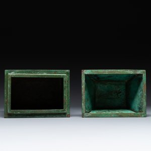 A rare large and inscribed archaistic bronze wine vessel, 'fang yi 方彝', Song/Ming — foto 9