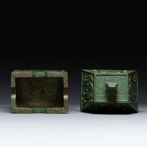 A rare large and inscribed archaistic bronze wine vessel, 'fang yi 方彝', Song/Ming — foto 10