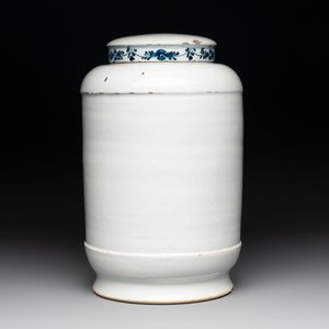 A rare large blue and white Dutch Delft albarello with original cover, 18th C. — foto 3