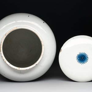 A rare large blue and white Dutch Delft albarello with original cover, 18th C. — foto 5