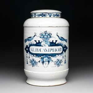 A rare large blue and white Dutch Delft albarello with original cover, 18th C. — photo 1