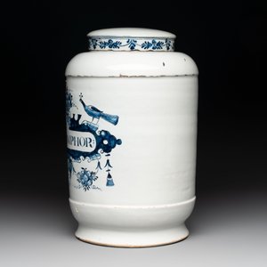 A rare large blue and white Dutch Delft albarello with original cover, 18th C. — photo 2