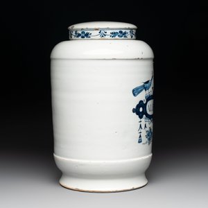 A rare large blue and white Dutch Delft albarello with original cover, 18th C. — photo 4