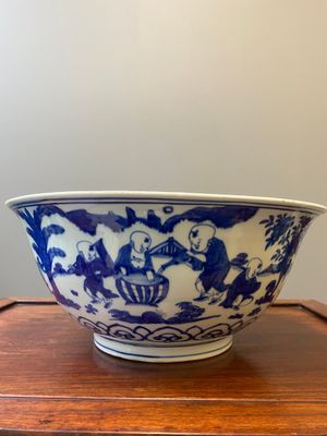A rare large Chinese blue and white '100 boys' bowl, Jiajing mark and of the period — 照片 2