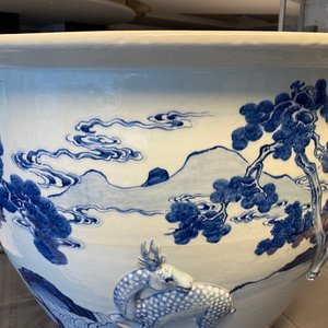 A rare large Chinese blue and white relief-moulded jardinière, Kangxi — 照片 30