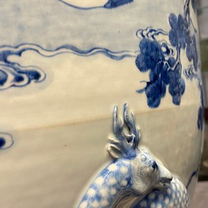A rare large Chinese blue and white relief-moulded jardinière, Kangxi — 照片 89