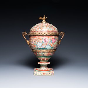 A rare large clobbered Chinese famille rose bowl and cover with gilt bronze mounts on a Samson porcelain foot, Qianlong and 19th C. — photo 1