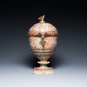 A rare large clobbered Chinese famille rose bowl and cover with gilt bronze mounts on a Samson porcelain foot, Qianlong and 19th C. — photo 2