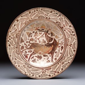 A rare large Hispano-Moresque lustre-glazed 'Stag' dish, Spain, 17th C. — photo 1