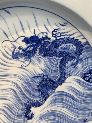 A rare large imperial Chinese blue and white 'dragon and carps' basin, Kangxi mark and of the period — photo 12