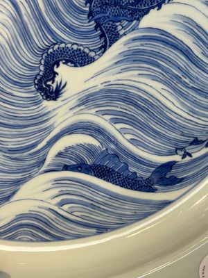 A rare large imperial Chinese blue and white 'dragon and carps' basin, Kangxi mark and of the period — photo 14