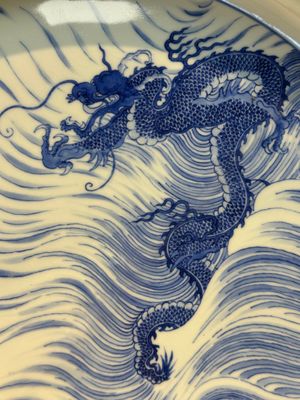 A rare large imperial Chinese blue and white 'dragon and carps' basin, Kangxi mark and of the period — photo 2