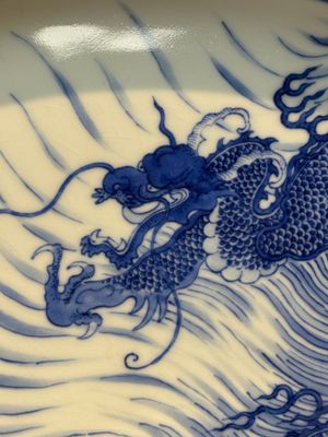 A rare large imperial Chinese blue and white 'dragon and carps' basin, Kangxi mark and of the period — photo 3