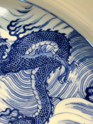 A rare large imperial Chinese blue and white 'dragon and carps' basin, Kangxi mark and of the period — photo 4