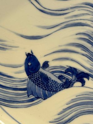 A rare large imperial Chinese blue and white 'dragon and carps' basin, Kangxi mark and of the period — photo 5
