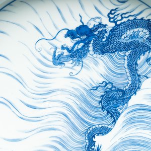 A rare large imperial Chinese blue and white 'dragon and carps' basin, Kangxi mark and of the period — photo 2