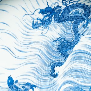 A rare large imperial Chinese blue and white 'dragon and carps' basin, Kangxi mark and of the period — photo 3