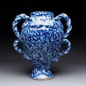 A rare large Nevers white-splashed blue-ground rope twist handled vase with 'à la bougie' decor, France, 17th C. — photo 1