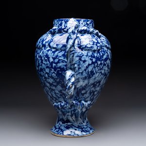 A rare large Nevers white-splashed blue-ground rope twist handled vase with 'à la bougie' decor, France, 17th C. — photo 2