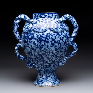 A rare large Nevers white-splashed blue-ground rope twist handled vase with 'à la bougie' decor, France, 17th C. — photo 3
