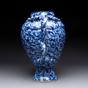 A rare large Nevers white-splashed blue-ground rope twist handled vase with 'à la bougie' decor, France, 17th C. — photo 4