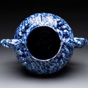 A rare large Nevers white-splashed blue-ground rope twist handled vase with 'à la bougie' decor, France, 17th C. — photo 5