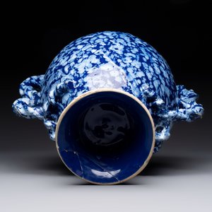 A rare large Nevers white-splashed blue-ground rope twist handled vase with 'à la bougie' decor, France, 17th C. — photo 6