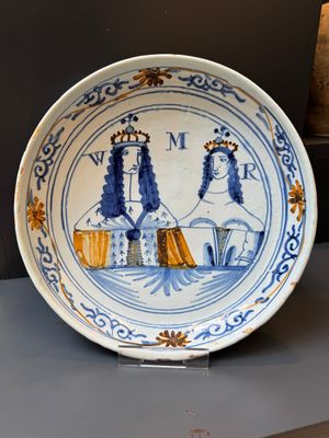 A rare London or Bristol polychrome Delftware 'William and Mary' dish, late 17th C. — photo 2