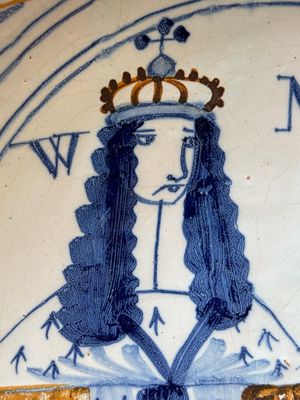 A rare London or Bristol polychrome Delftware 'William and Mary' dish, late 17th C. — photo 3